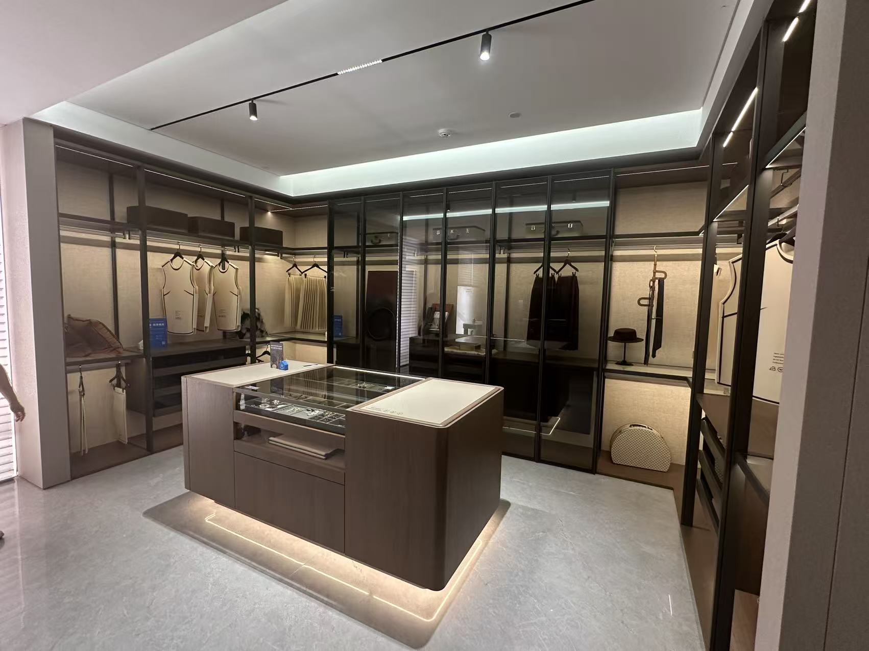 全屋定制衣帽间展示空间